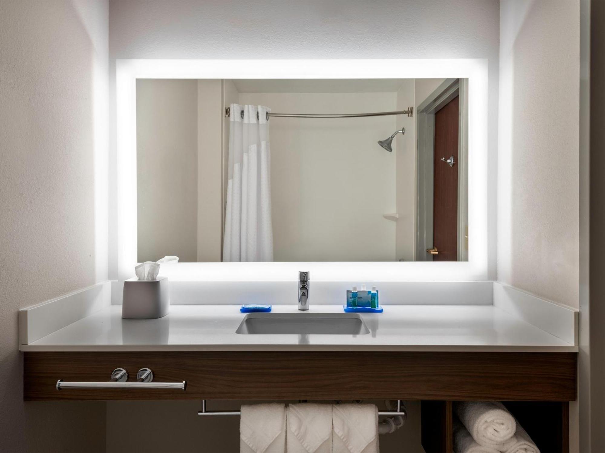 Holiday Inn Express & Suites Charlotte Arpt-Belmont By Ihg Экстерьер фото