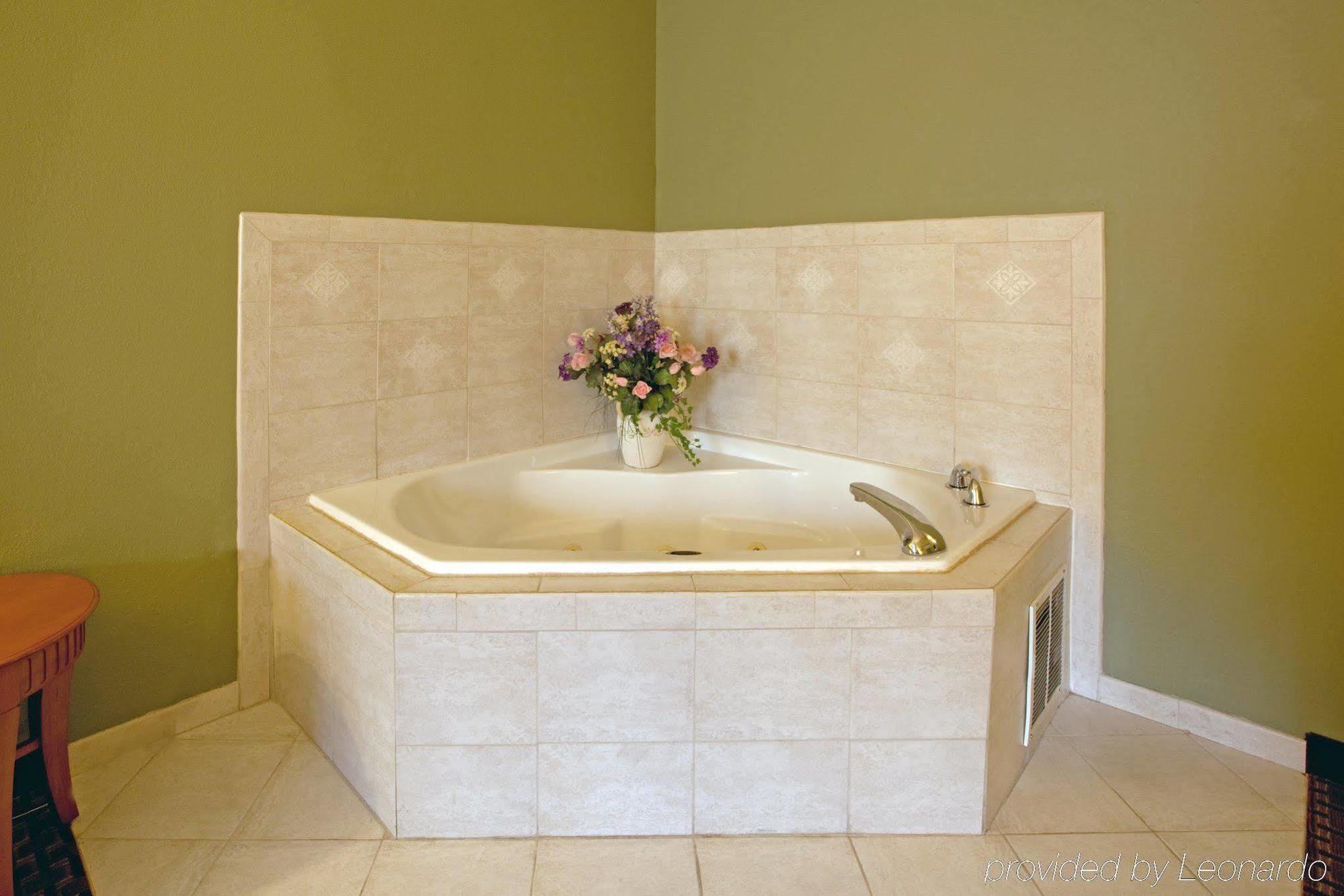 Holiday Inn Express & Suites Charlotte Arpt-Belmont By Ihg Номер фото